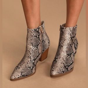 Lulu’s x Matisse Tan Snakeskin Spirit Pointed
Toe Ankle Booties size 9